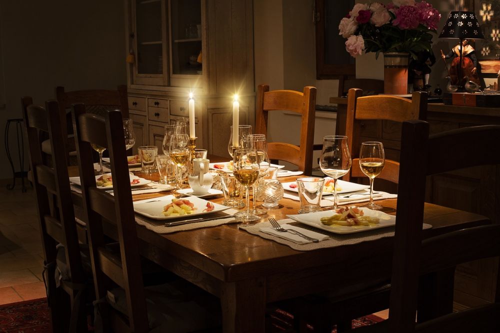 Aftensmad med familien er en hjertevarmende tradition, der samler familiemedlemmer omkring spisebordet for at nyde et måltid sammen efter en lang dag